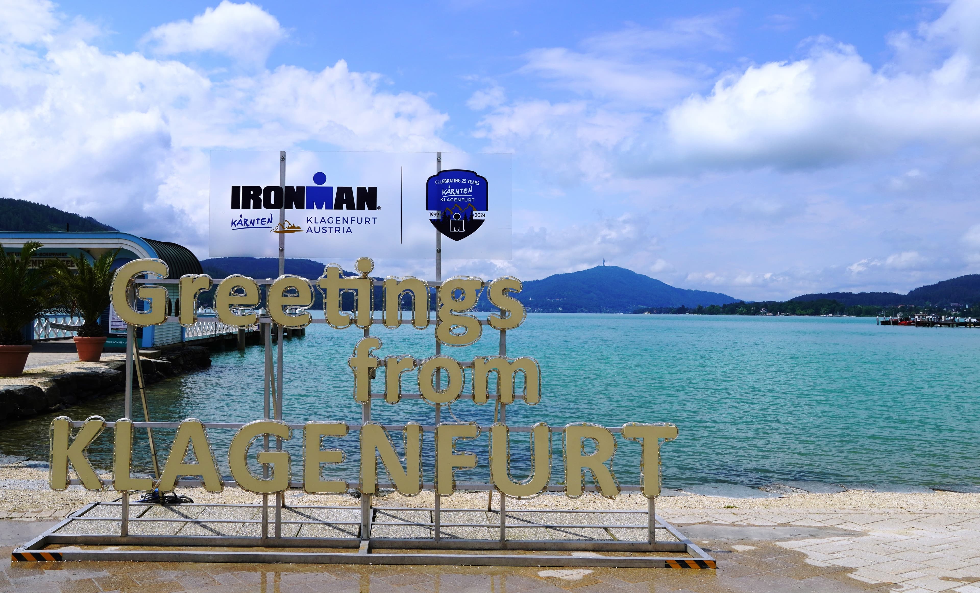 Triathleten schwimmen in einem See