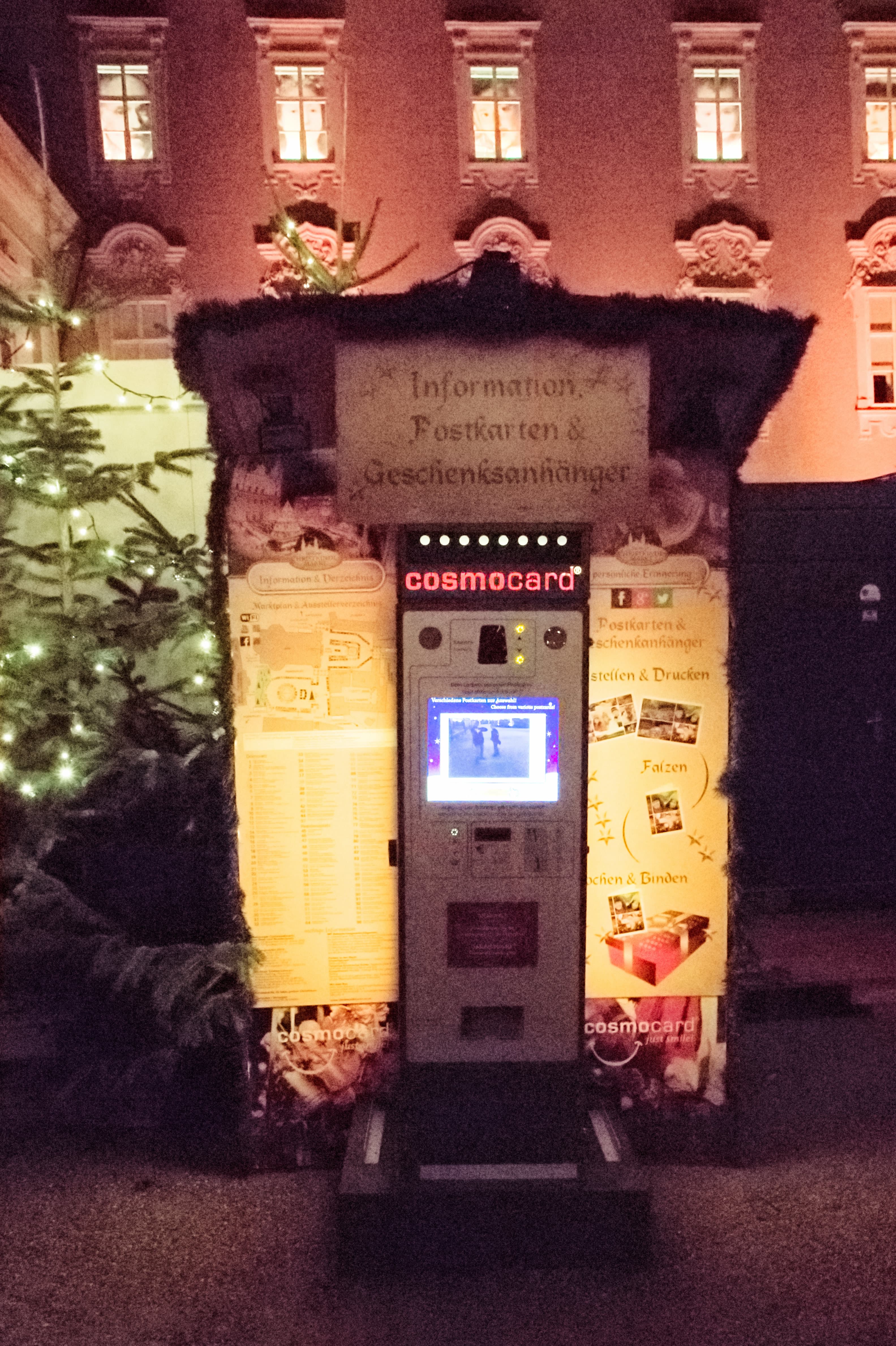 Adventmarkt mit Lichterketten und Tannen