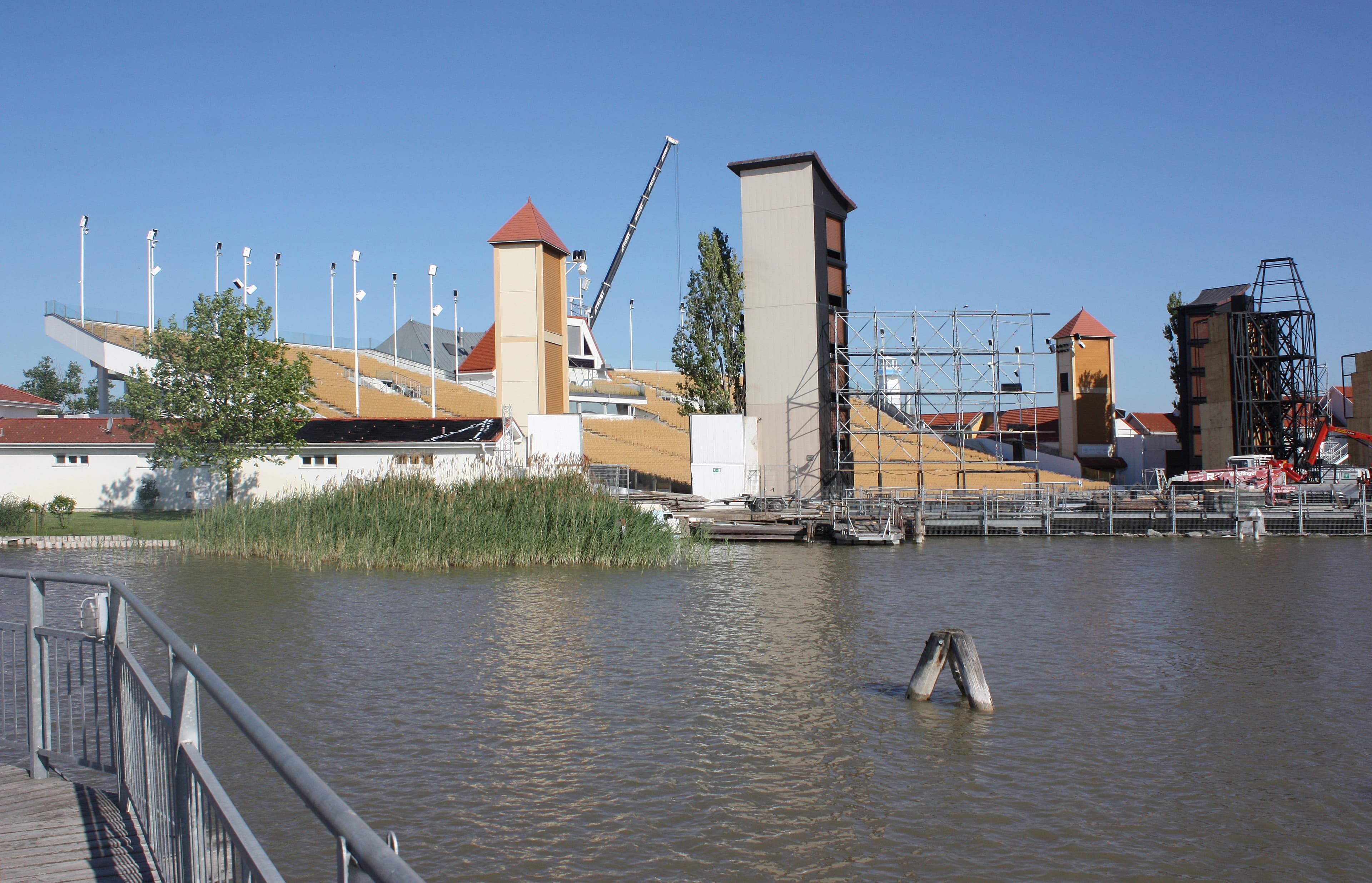 Seebühne mit Lichtern bei Nacht