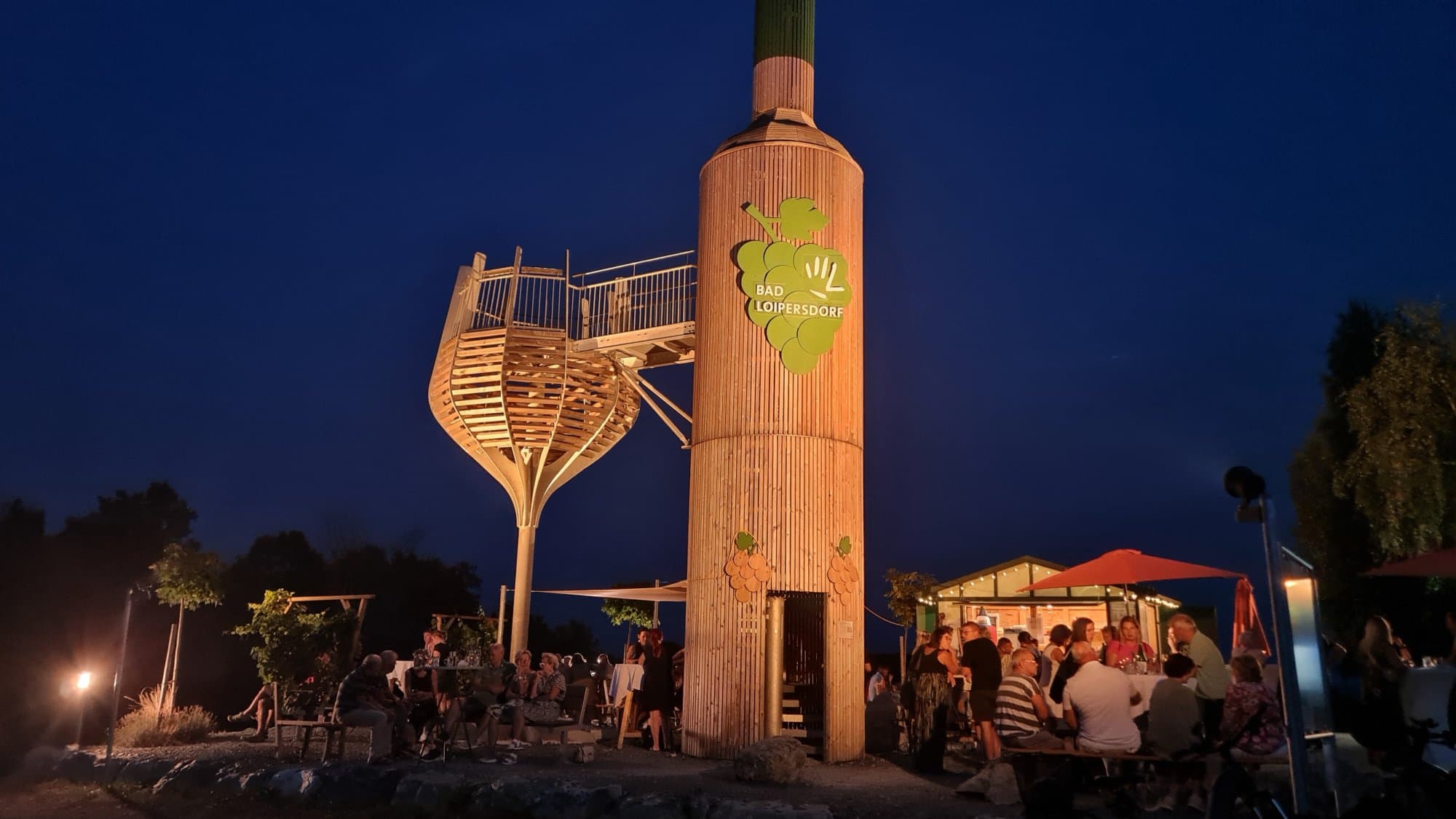 "Stehachterln" bei der Weinflasche