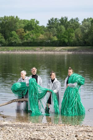 Fluide III: WASSER // Hals um große Steine