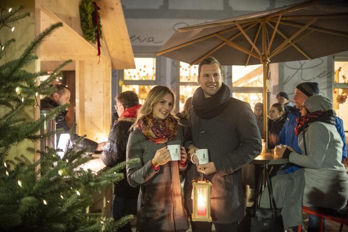 Feldbacher Adventmarkt am stimmungsvollen Rathausplatz