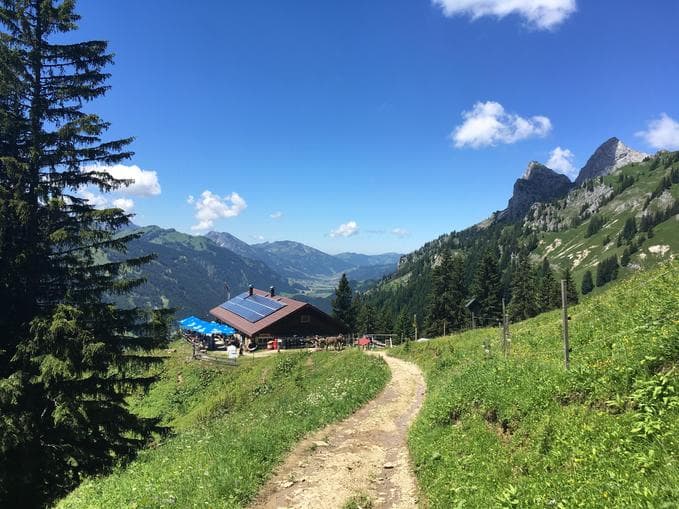 Zünftiger Frühschoppen auf der Schneetalalm