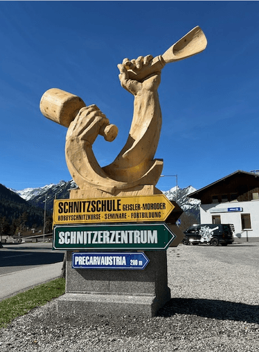 Rundgang durch die Schnitz- und Bildhauerschule Geisler-Moroder