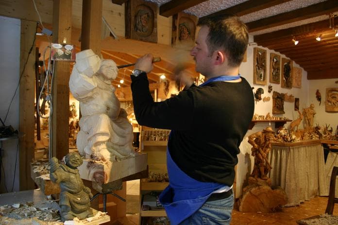 Besichtigung der Holzschnitzerei - Ausstellung