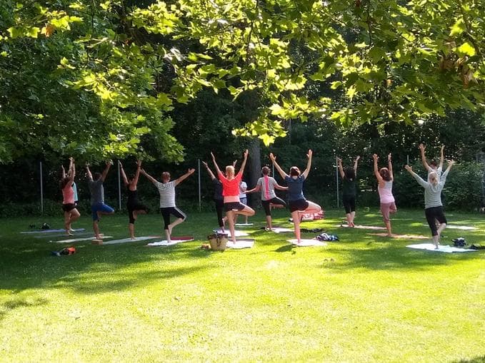Yoga im Freibad