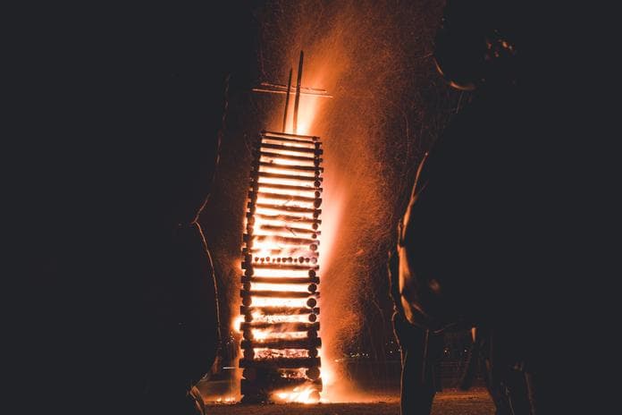 Entzündung der Osterfeuer im Ort