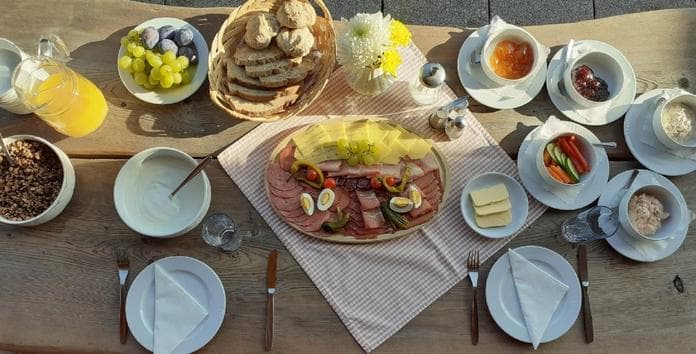 Bauernhoffrühstück auf der Bergdestillerie Hauseben