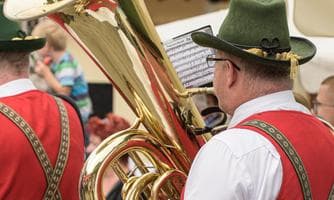 Platzkonzert der TMK Strochner mit Auftritt der Gasteiner Schützenkompanie