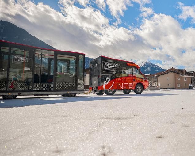 HOP ON HOP OFF eLINER Tour - Platzkonzert