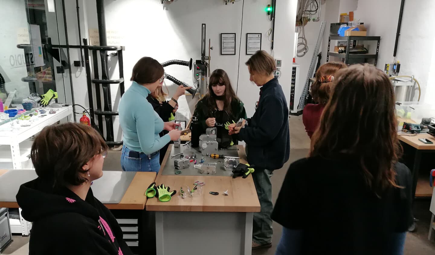 Make & Meet: Experimentiere an deinem Kunststoff-Projekt