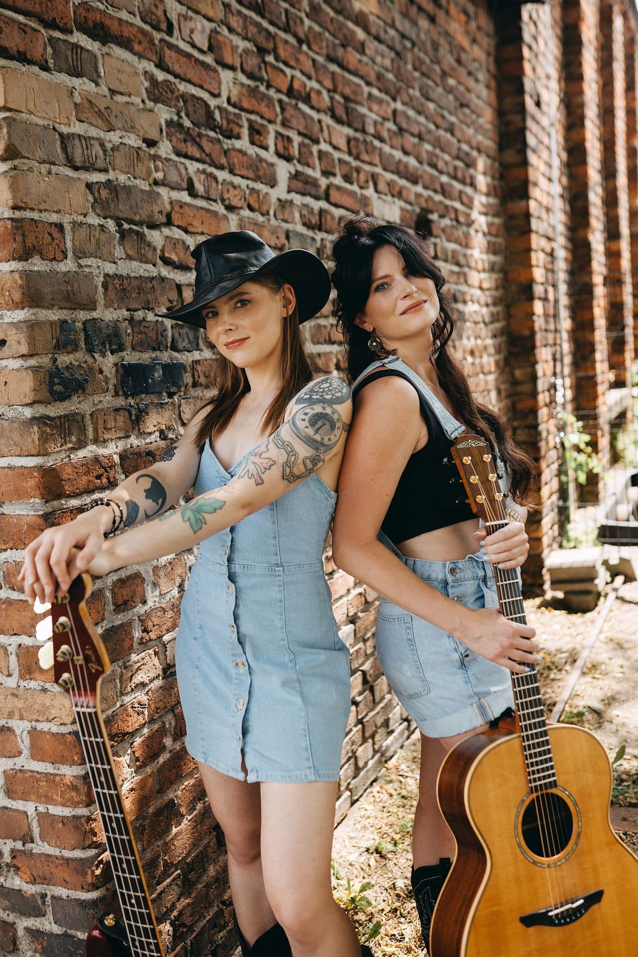 Woodlore — Energetic Female Guitar Duo