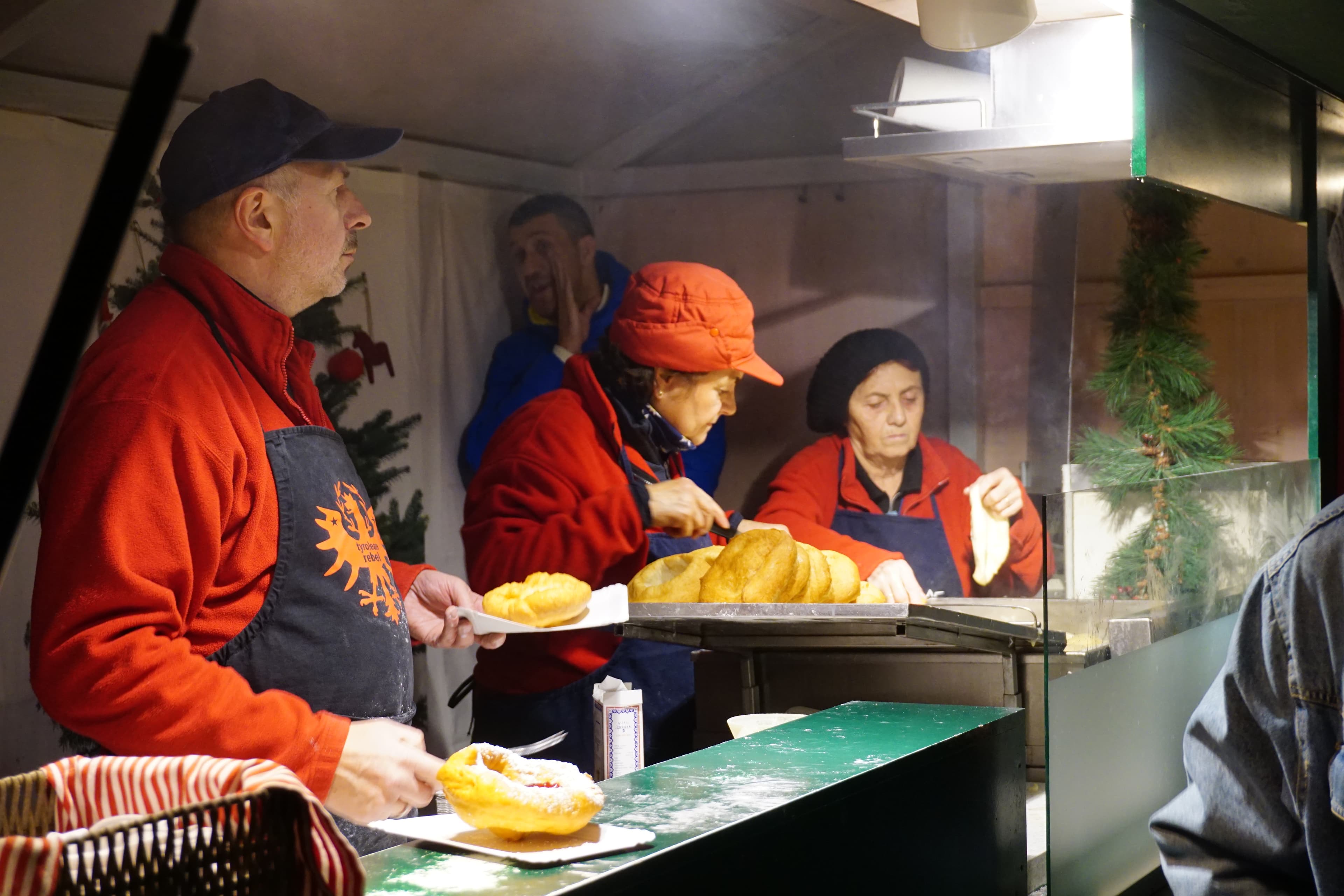 Weihnachtsmarkt mit beleuchteten Ständen