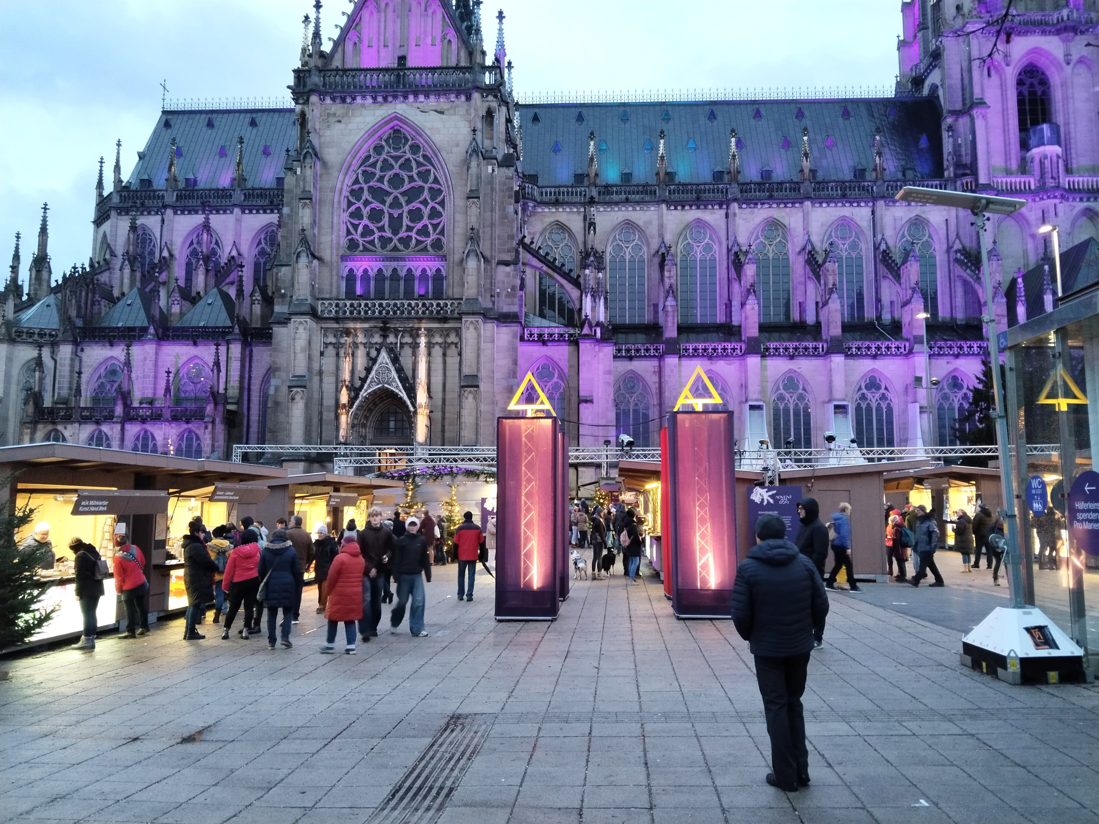 Glühwein und Weihnachtsmarktstand