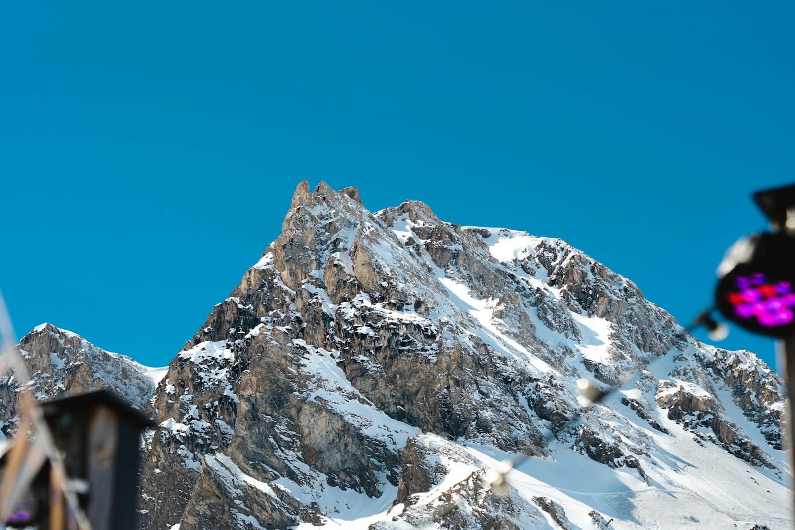 DJ vor jubelndem Publikum