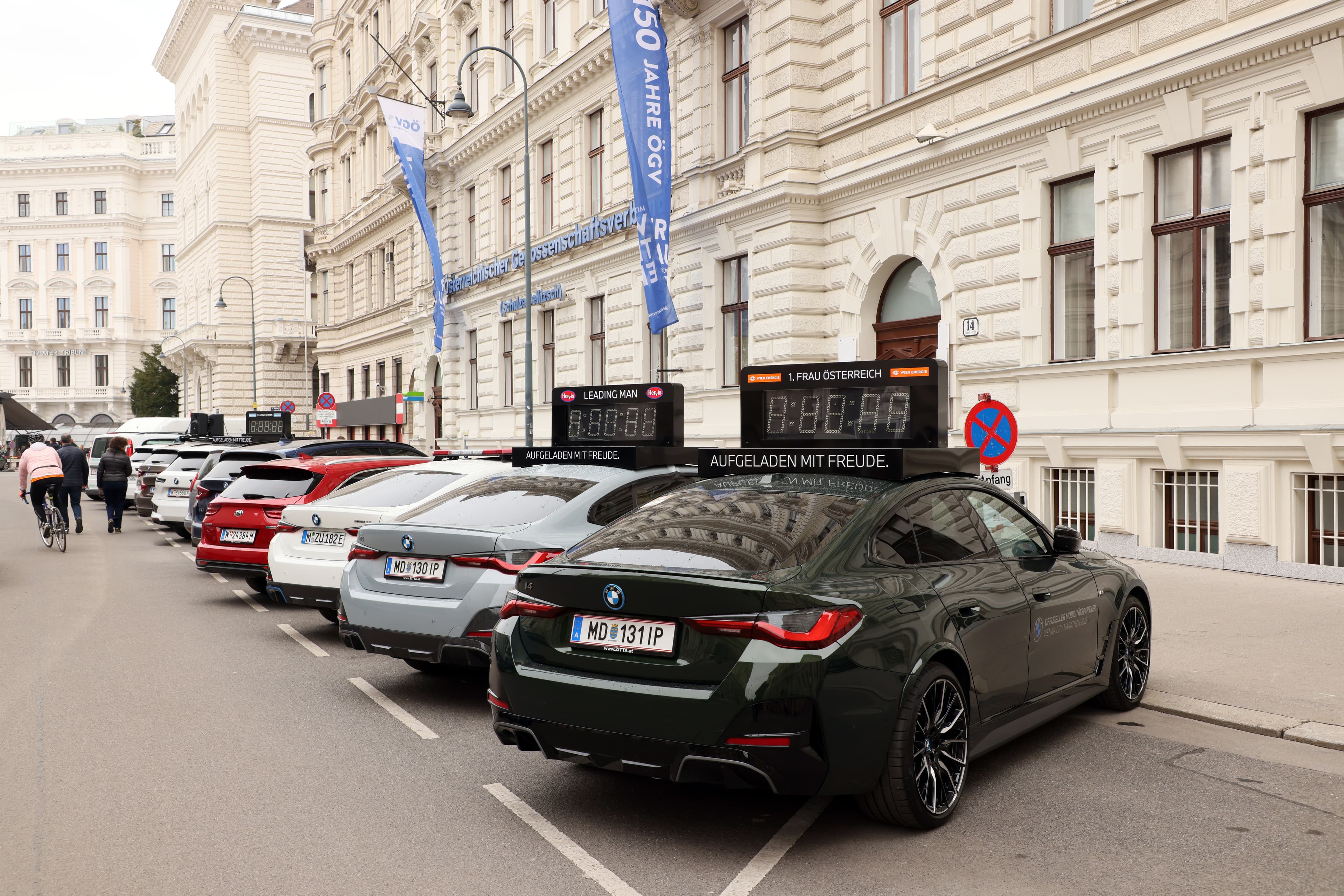 Läufer beim Marathon in einer Stadtkulisse