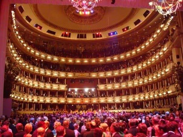 Eleganter Ballsaal mit Kronleuchtern