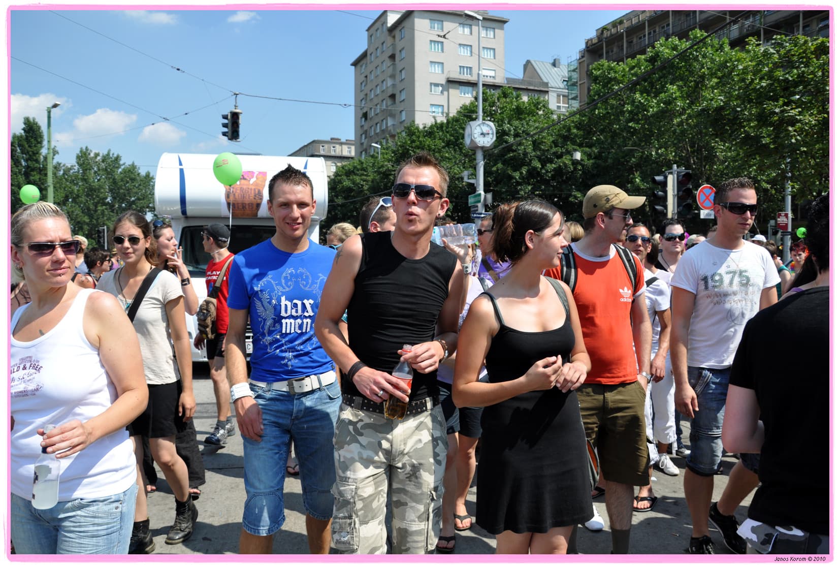 Pride Parade mit Regenbogenfahnen und bunten Teilnehmern