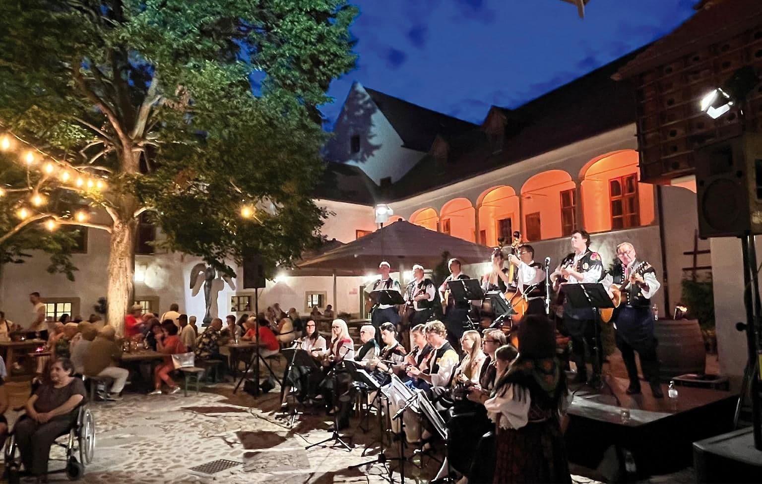 Tamburica im Arkadenhof