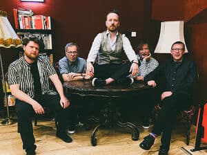 Handle with Care - Pop & Rock, echt & unplugged!