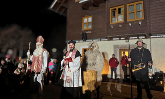 Krampusspiel der Nikologruppe Kumitz bei der Bäckerei Schlömmer