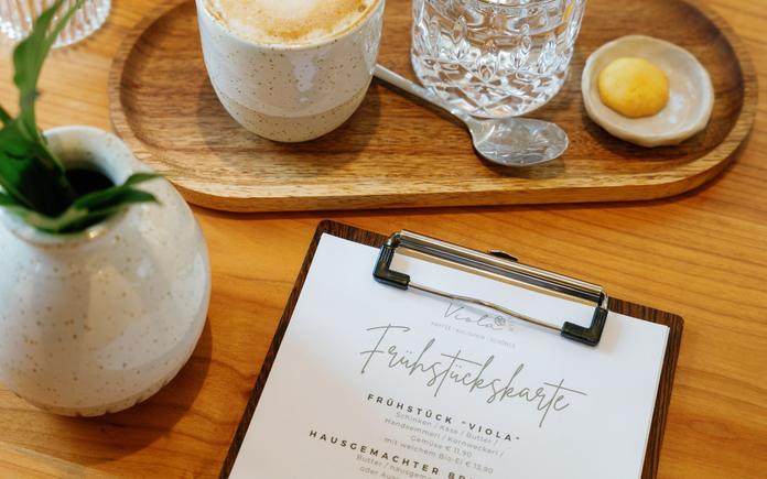 Frühstücken im Café Viola im Garten