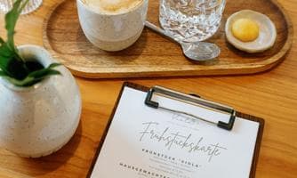 ühstücken im Café Viola im Garten
