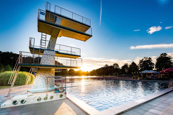 Moonlight-Schwimmen im Freibad Fürstenfeld