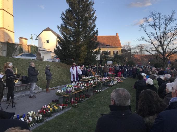 Adventmarkt mit Adventkranzsegnung