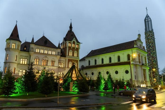 Feldbacher Adventmarkt am stimmungsvollen Rathausplatz