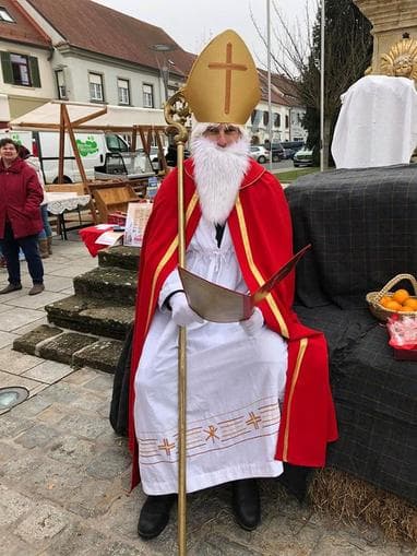 Der Nikolaus besucht den Fehringer Samstagsmarkt