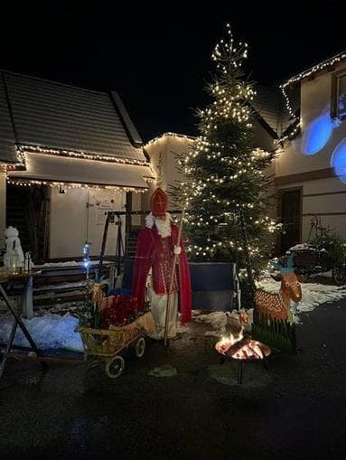 Besuch vom Nikolaus beim Weihnachtsdorf am Maluhof