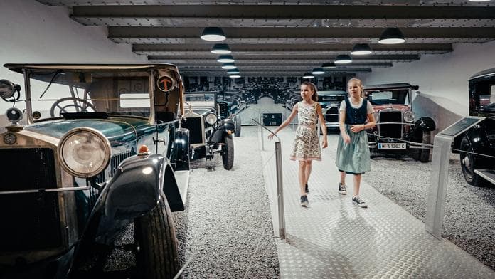 Oldtimerausfahrt auf der Burg Strechau
