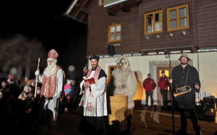 Krampusspiel der Nikologruppe Kumitz am Gemeindevorplatz in Pichl