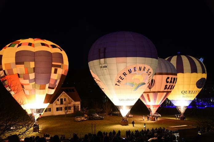 Tanz der Ballone "und großes" Silvesterfeuerwerk in Bad Waltersdorf