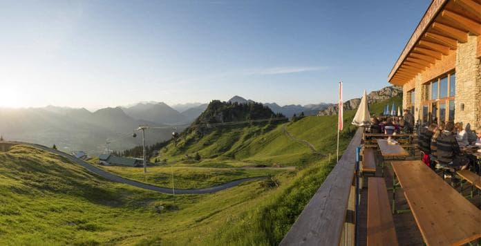 Sonnenaufgangsfrühstück im Panorama-Restaurant