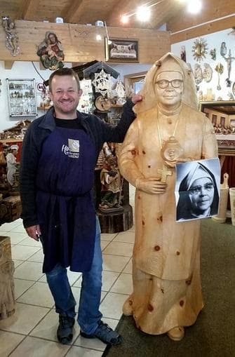 Besichtigung der Holzschnitzerei - Ausstellung