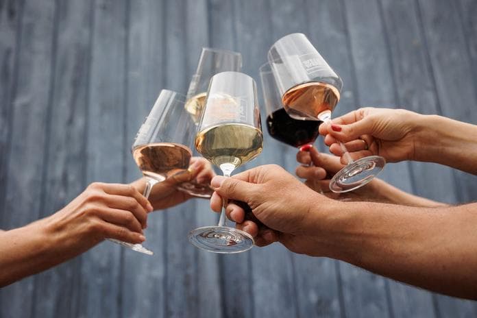 Gesellige Neusiedler Weinverkostung bei Weingut Königshofer