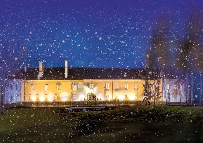 Adventkranzflechten im Schloss Lackenbach