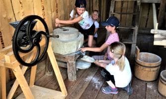 Faszination Mühlstein: Offener Samstag im Mühlsteinmuseum Steinbrecherhaus