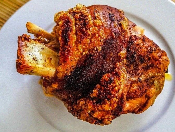 Zum Aigner Kirtag: Surzstelzen vom Grill