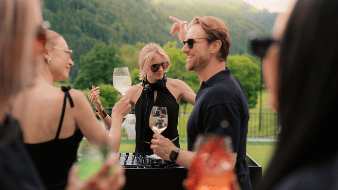 The Golden Hour mit Live Act