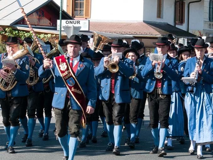 March music through the village with the Trachtenkapelle Seeboden