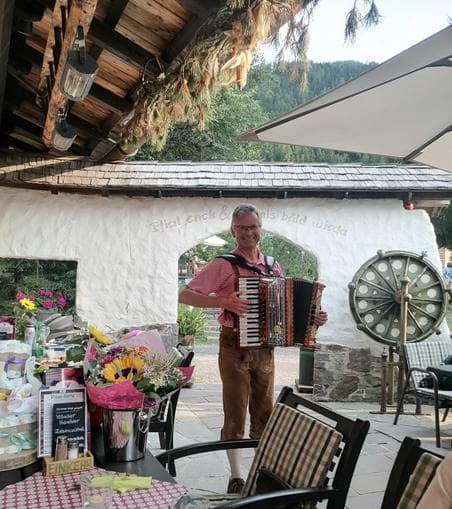 Lederhosen-Mittwoch mit Quetschenmusik in Trattlers Einkehr