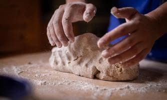 Brotbacken im Holzofen