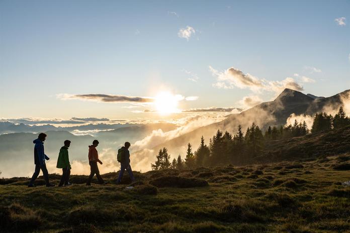 "Dämmerung und Licht der Nacht" Wanderung auf der Emberger Alm