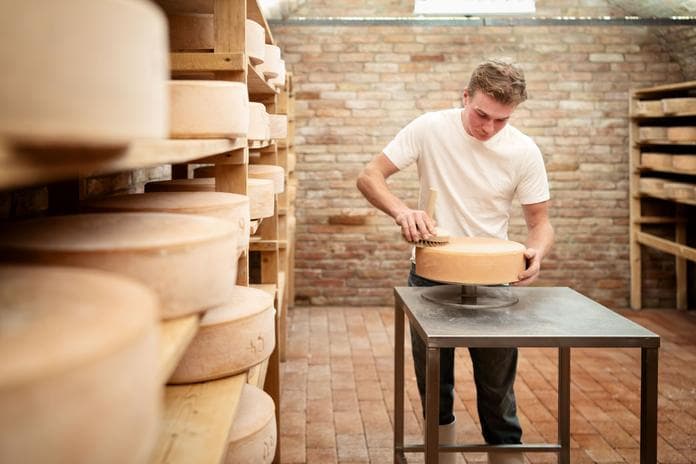 Bester Bergkäse im Gewölbekeller gereift