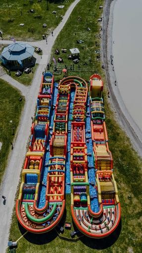 Big Inflatable Giants - spektakulärster aufblasbarer Hindernisparcour Europas