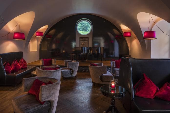 Livemusik in der Schlossbar "Charly Walker" oder auf der Barterrasse