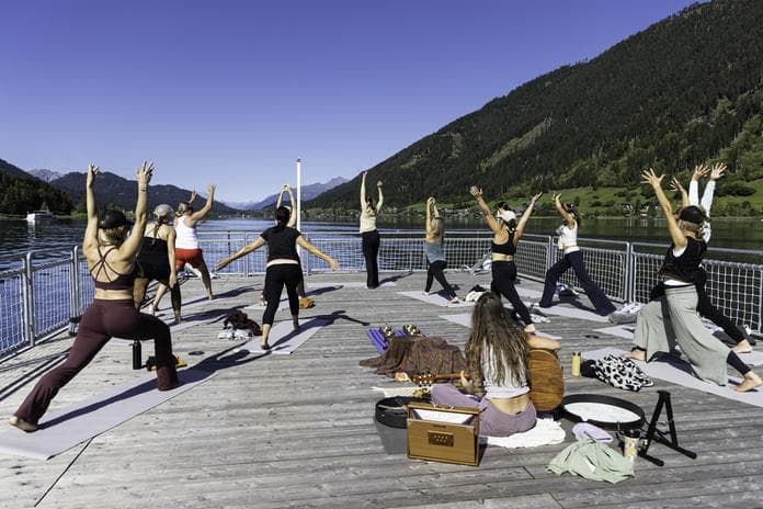 Yoga am fahrenden Strandhotel Floß